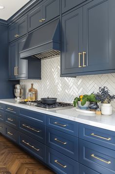 Dark blue kitchens offer a bold, sophisticated aesthetic that pairs beautifully with a variety of decor Blue White Gold Kitchen, Small Bar Cabinets For Home, Bar Cabinets For Home, Dark Blue Kitchen Cabinets, Dark Blue Kitchen, Navy Blue Kitchen Cabinets, Dark Blue Kitchens, Blue Kitchen Designs, Herringbone Kitchen