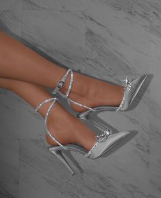 onlinecuteshoes on ig Shoe Hacks, Shoes Hack, Winter Fashion Outfits Casual, Heels Classy, Swag Shoes, Silver Shoes