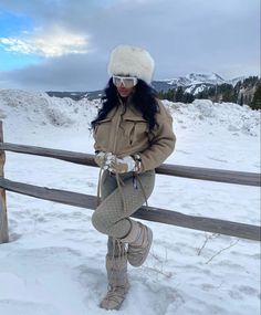 Trendy Snow Outfits, Aspen Trip Outfits, Snowsuit Outfit Women, Snow Cabin Outfit, Snowmobiling Outfit, Aspen Outfit Winter Ski Fashion, Snow Baddie Outfits, Snowmobile Outfit Woman, Snow Gear Women Outfits