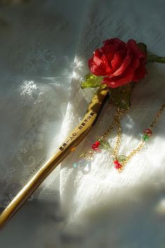 This exquisite handmade Chinese hairpin features the engraved phrase 愿得一人心，白首不分离, which translates to "Wishing to find someone to grow old with and never be separated." The hairpin is made of wood, with flowers crafted from shrink plastic. The hairpin measures 22 cm (8.7 inches) in length, and the hanging chains are 10 cm (3.9 inches) and 18 cm (7 inches) long. You can see the detailed process of creating this hairpin and other jewelry on my Instagram and TikTok accounts @lavilajewelry. The hair Rose Hair Jewelry, Red Rose Hair Accessories, Rose Hairclips, Elle Rose, Chinese Hair Pins Sticks, Chinese Hairpin, Red Rose Hair Clip, Shrink Plastic, Rose Rouge