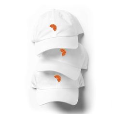 L'orange est notre couleur et notre fruit préférés - alors pourquoi ne pas mettre une tranche d'orange sur un chapeau ? Ce chapeau audacieux et tendance arbore une tranche d'orange, parfait pour les amateurs de fruits. 🍊 Trendy Orange Cotton Hat, Trendy Orange Hats With Curved Brim, Trendy Orange Hat With Curved Brim, Fun Orange Curved Brim Hat, Fun Orange Hat With Curved Brim, Trendy Orange Baseball Cap With Curved Brim, Trendy Orange Snapback Hat, Orange Parfait, Fruit Hat