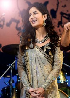 Katrina Kaif Photo, Indian Sari Dress, Preity Zinta, Women Saree, Saree Trends, Anushka Sharma, Elegant Saree, Shah Rukh Khan