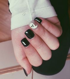 Halloween Nails On Natural Short Nails, Halloween Nails Short Ghost, Black Ghost Nails Short, Short Ghost Nails, October Dip Nail Ideas, Pretty Halloween Nails Short, Halloween Nails 2022 Short, Black Halloween Nails With Ghost, Halloween Pedicure Ideas