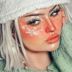 Christmas Aesthetic Makeup, Gingerbread Makeup Look, Mrs Claus Makeup, Elf Makeup Looks Christmas, Christmas Elf Makeup, French Blonde, Eyelashes Magnetic