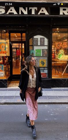 London Street Style 2023 Summer, Berlin Summer Fashion, Florence Given Style, Statement Outfit Street Style, Eclectic Chic Fashion, Winter Outfits Bohemian, London Street Style 2023, London Street Style Autumn, Madrid Street Style