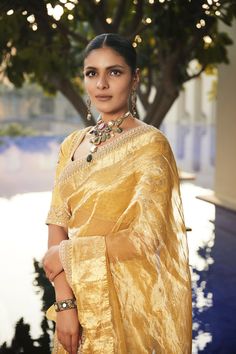 Chudi Designs, Shaadi Outfits, Maharashtrian Bride, Indian Fits, Chanderi Saree, Indian Princess, Yellow Clothes, Tissue Saree, Yellow Saree