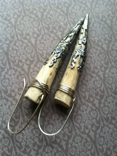 2 naturally-shed deer antler points have been wrapped with sterling silver wire and capped with vintage silvertone filigree end caps. Lightweight on the ear 3 drop Porcupine Craft, Deer Antler Ideas, Deer Antler Jewelry, Arrowheads Jewelry, Antler Ideas, Antler Earrings, Antler Crafts, Antler Jewelry, Antler Art