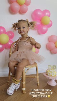 3rd Bday Photoshoot Ideas, Toddler Girl Birthday Outfit Ideas, Boho 2nd Birthday Photoshoot, 2 Groovy Birthday Pictures, Toddler Girl Birthday Photoshooting, 2nd Birthday Photos