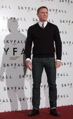 Daniel Craig posed for photos at the Skyfall photocall in Rome. James Bond Outfits, Daniel Craig Style, Bond Outfits, James Bond Style, Bond Girl, Daniel Craig, Sharp Dressed Man, Skyfall