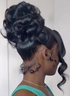 Up Do Curls Black Women, Homecoming Hair For Black Women, Black Hairstyles Wigs, Hair For Sweet 16, Up Do Wig Hairstyles, Long Hair Styles Formal, Wig Hairstyles For Prom, 15th Birthday Hairstyles, Curly Bun Hairstyles Prom