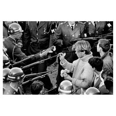 Flower Power, '67 protestmarch on the Pentagon - Photograph by Bernie Boston American History Photos, Mystery Incorporated, Powerful Pictures, Protest Posters, Velma Dinkley, Instagram Hacks, Daphne Blake, Famous Photos, Peaceful Protest