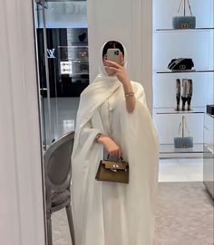 Classy Abaya Hijab Outfit, White Abaya Aesthetic, Classy Abaya Outfit, Modest Abaya Outfits, Abaya Girl Aesthetic, Abayas Outfit, Arab Women Style, White Abaya Designs