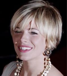 Very Fine Hair Hairstyles, Grey Pixie Hair, Very Fine Hair, Pageboy Haircut, Chic Short Haircuts, Celebrity Haircuts, Short Shag Haircuts, New Short Hairstyles