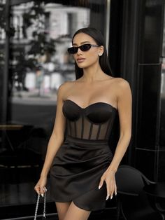 Rehaussez votre style avec notre jupe portefeuille en satin noire, un accessoire indispensable à votre garde-robe. Cette jupe de cocktail tendance respire l'élégance et la sophistication, parfaite pour toute soirée ou soirée d'été. La coupe courte ajoute une touche séduisante à votre look, tandis que le matériau satiné épouse parfaitement votre silhouette. Que vous assistiez à un bal de promo ou à un dîner chic, cette jupe courte noire fera de vous la vedette du spectacle. Améliorez votre tenue Black Skirt Summer, Wrap Skirt Short, Transparent Corset, Satin Wrap Skirt, Prom Skirt, Cocktail Skirts, Short Black Skirt, Satin Mini Skirt, Top Bustier