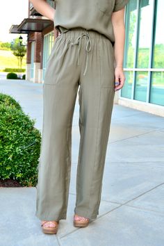 Olive high waist drawstring straight leg pants with side and back pockets Sizes S, M and L Fabric: 85% rayon, 15% polyester