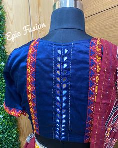 Kachhi Work Blouse, Gamthi Blouse Designs, Kutchi Work Blouse, Navratri Blouse, Simple Blouse Pattern, Mirror Work Blouse Design, Cotton Blouse Design, Kutch Work