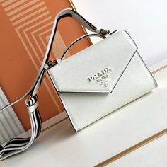 This Monochrome bag in Saffiano leather is beautifully designed with the signature logo in a tone-on-tone effect. Simple and elegant lines define the style of the bag. What I love most is this fabric embroidered shoulder strapIt can be detachable and matched with other bags. It can be carried hand-held or crossbodyI love it so muchThe contrasting color logo embroidery makes the brand style clearly visible. Simple and elegant, hurry up and get it
Length 21x Height 14x Bottom 6.5cm Small Backpack Black, Prada Hobo, Prada Mini, Lv Purse, Gold Handbags, Small Tote Bag, Lv Belt, Lv Handbags, Lv Wallet