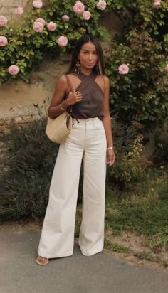 Casual Chic Brunch Outfit, Casual Dinner Summer Outfit, Spring Dinner Outfits 2023, Off White Jeans Outfit Summer, Spring Jeans Outfit 2023, European Dinner Outfit, Classic Summer Tops, Dinner Summer Outfits, Cute Outfits For Dinner