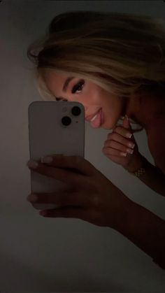 Blonde Selfie Aesthetic, Blonde Chavvy Girl, Pretty Blonde Girl Mirror, Blonde British Girl, Pretty Selfies Blonde, Chav Makeup Look, Blonde Mirror Pic, Blonde Girl Mirror, Mirror Selfie Blonde