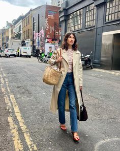 Jeanne Damas (@jeannedamas) • Fotos y vídeos de Instagram Jeanne Damas Winter, Jeanne Damas Style Winter, Jeanne Damas Style, Parisian Outfits, Mode Dress, French Girl Aesthetic, City Outfit, Paris Chic, Jeanne Damas