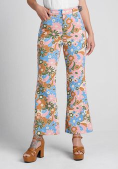 In a 60’s inspired floral print with effortlessly cool retro vibes, these stylish flare jeans from Aussie brand Princess Highway are sure to be a friendly focal point. Made from a mid-weight cotton drill in a cream hue with swirls of pink, baby blue, cider orange, and army green, these high-rise jeans boast front and back pockets and a subtly cropped silhouette. PLEASE NOTE: AUS brands have their own sizing, so be sure to check the sizing chart carefully to find your perfect fit! Vintage Style Swimwear, Vintage Summer Outfits, Casual Dresses Plus Size, Outfits 70s, Fashion 70s, Princess Highway, 70s Outfits, Tunic Hoodie, Vintage Swimwear