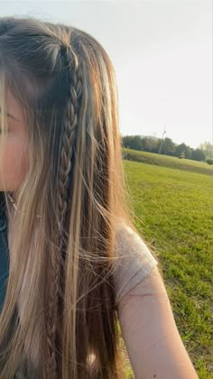 Cute Hair Styles For Straight Hair Long, Cute Hair Ideas For Straight Hair, Braids Into Half Up Half Down, Two Mini Braids Hairstyle, Mini Braids In Hair, Hairstyles For School Down, Medium Curled Hairstyles, Cute Loose Hairstyles, Simple Hair Down Styles