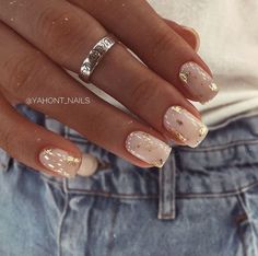 Simple Gold Flake Nails, Gold Gel Nails Glitter, Neutral Boho Nails, Boho Nail Ideas Simple, Spring 23 Nails, Shirt Nail Design Ideas, Boho Gel Nails, Boho Manicure, Trendy Minimalist Nails Short