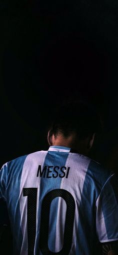 the back of a soccer player's shirt that says messi 10 on it