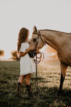 Photography Horses And People, Sr Pics With Horse, Senior Portrait With Horse, Senior Picture Ideas Equestrian, Unique Senior Pictures With Horses, Senior Pictures With Horses Dress, Horses Senior Pictures, Horse Photo Shoot Outfits, Horse Farm Photo Shoot