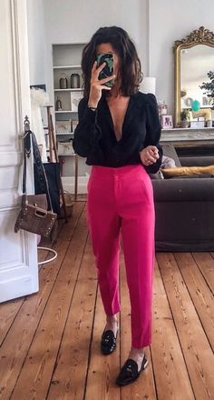 Pink Bussines Outfit, Pink Trouser Outfit Women, Hot Pink Trousers Outfit Work Attire, Pink Pants Business Casual, Style Hot Pink Pants, Bright Pink Pants Outfit Work, Outfit Ideas With Pink Pants, Fuschia Pants Outfit Work, Fushia Pants Outfit