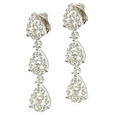 Eleganti Orecchini Gocce in oro bianco 18 kt, con Diamanti centrali taglio brillante da 1,45 carati e diamanti di contorno taglio brillante da 0,28 carati Van Cleef, Diamond White, Jewelry Earrings, Drop Earrings, Van, For Sale, Quick Saves