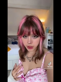 Red Dyed Hair Ideas For Brunettes, Pink Highlights With Bangs, Pink And Brown Hair With Bangs, Hair Dye Ideas For Brunettes Short, Pink Bleached Hair, Bleaching Hair Ideas, Dye My Hair Brown, Pink Streaks In Brown Hair, Draculaura Hair