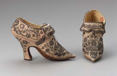 1750-1760s, Europe - Pair of women's shoes - Silk satin figured, embroidered with metallic thread, metallic galloon, leather and silk lining, and leather sole Cyrano Costumes, Antique Shoes, Period Clothing