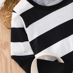 Patterns: stripes Color: Black Height: 90CM, 100cm, 110cm, 120cm, 130cm Fabric: Polyester Sleeves: long sleeves Thickness: normal Gender: boy Launch: Autumn 2021 Season: spring and Autumn Black Crew Neck T-shirt With Horizontal Stripes, Black Cotton T-shirt With Vertical Stripes, Black Cotton Tops With Contrast Stripes, Long Sleeve Cotton T-shirt With Horizontal Stripes, Black Horizontal Stripe Cotton Top, Black Cotton Tops With Horizontal Stripes, Black Cotton Tops With Horizontal Stripe Pattern, Kids Garments, Stripe Long Sleeve