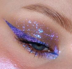 Glitter Flakes Makeup, Cute Space Makeup, Holographic Glitter Makeup, Graphic Liner Purple, Pressed Glitter Eyeshadow Looks, Fairy Makeup Purple, Purple Festival Makeup, Subtle Blue Makeup, Blue And Purple Makeup Looks