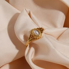 Cheap Vintage Midi Rings, Pearl Wedding Rings Vintage, Unique Necklaces Vintage Style, Art Deco Pearl Engagement Ring, Gold Ring Pearl, Pearl Ring Aesthetic, Vintage Pearl Ring For Gift, Vintage Oval Pearl Ring For Gift, Vintage Oval Pearl Ring Gift