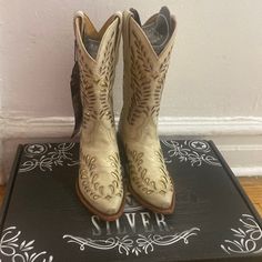 Brand New Cowboy Boots In Beige And Gold. 100% Real Leather Miranda Lambert Boots, Bridal Cowboy Boots, Black Mid Calf Boots, Tall Heeled Boots, Stacked Heel Boots, Brown Cowboy Boots, Leather High Heel Boots, Black Cowboy Boots, Black High Boots