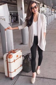 Airplane Outfits Ideas: How to Travel in Style ★ See more: http://glaminati.com/airplane-outfits-ideas/ Airport Style Summer, Travel Outfit Spring, Best Travel Clothes, Casual Travel Outfit, Plane Outfit, Airport Travel Outfits, Airplane Outfits, Fashion Travel Outfit, Travel Outfit Plane