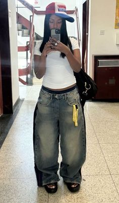 Baggy Jeans Outfit 90s Black Women, 90'outfits Ideas, Streetwear Y2k Outfits, Afro Outfits Street Style, Super Baggy Jeans Outfit, 2000s Looks Outfits, American High Street Style, Tough Outfits, Outfit Ideas Chill