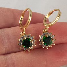 Gold And Emerald Bracelet, Emerald And Gold Earrings, Green Gold Earrings, Gold Emerald Jewelry, Green And Gold Prom, Green And Gold Wedding Decor, Emerald Green And Gold, Eyebrow Jewelry, Emerald Green Earrings