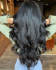 Taglio capelli crespi - Capelli scalati v shape Beauty Standards, V Shape, Hair Inspo, Cape, Hair Cuts, Hairstyles, Personal Care, Hair Styles, Hair