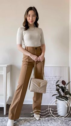 Business Casual Outfits Brown, Light Brown Trousers Outfit Women, Light Brown Trousers Outfit, Straight Leg Trousers Outfit, Casual Outfits Brown, Light Brown Pants Outfit, Blouse Work Outfit, Straight Leg Pants Outfit