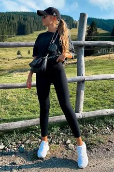 Outfits With Caps For Women, Black Cap Outfit, Cap Outfits For Women, Outfits Leggins, Trekking Outfit, Look Legging, Mountain Outfit, Cap Outfit, Black Leggings Outfit