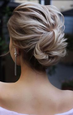 Updo Hairstyle For Wedding Guest, Medium Hair Wedding Styles Updo, Elegant Updos For Long Hair Wedding Day, Hairstyles Wedding Guest Updo, Wedding Side Updos For Medium Hair, Bride Updo For Fine Hair, Up Dos For Fine Hair Wedding, Updues For Medium Hair Prom, Wedding Up For Medium Hair