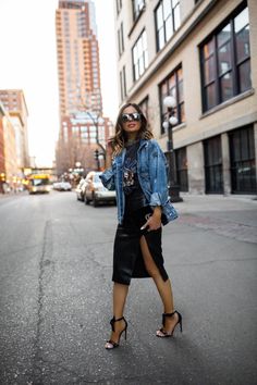 Graphic Tee Shirt + Denim Jacket + Leather Skirt + Heels #Clothes #Outfits #Fall Leather Pencil Skirt Outfit, Skirt Diy, Leather Skirt Outfit, Pencil Skirt Outfits, Moda Chic, Outfit Jeans, Black Leather Skirts