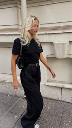 Chic Band Tee Outfit, Feathered Shoes Outfit, Edgy New York Style, All Black Outfit Buisness Casual Summer, Business Casual Outfits New York, Style Black Trousers Casual, Smart Casual Outfits For Women Summer, Casual Parisian Outfits Springtime, Black Linen Pants Fall