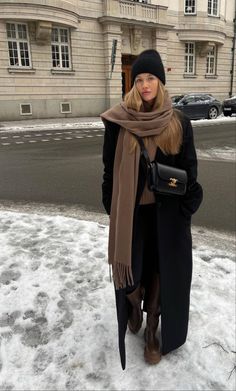 Black Coat Scarf, Rainy Europe Outfit, Outfit Ideas With Hats Winter, Wonter Hat, Coatigan Outfit Winter, Coat With Scarf Outfit, Toque Outfit, Black Winter Coat Outfit, Wool Hat Outfit