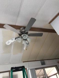 a ceiling fan that is hanging from the ceiling