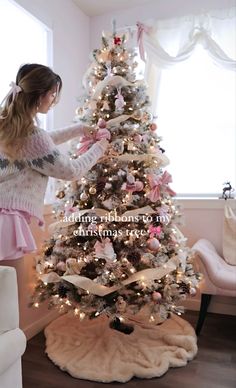 Pink Christmas House Decorations, Cute Christmas Tree Themes, Girly Christmas Decor, Christmas Bedroom Decor Ideas, Girly Winter, Pink Christmas Trees, Christmas Bedroom Decor, Luxurious Christmas, Girly Christmas