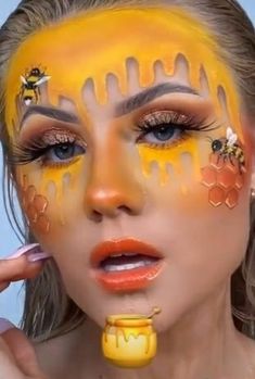 Bee Themes, Halloween Makeup Clown, Media Makeup, Movie Makeup, Face Art Makeup, Cut Crease Makeup, Cute Makeup Looks